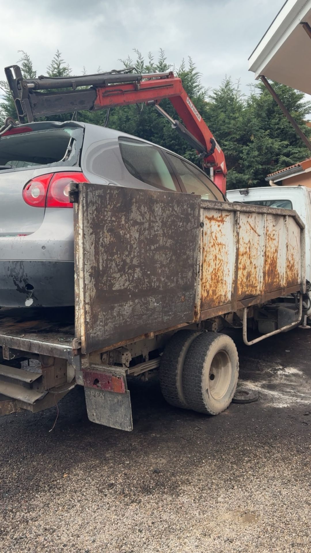 Voiture chargée sur camion plateau — enlèvement Loire Haute-Loire